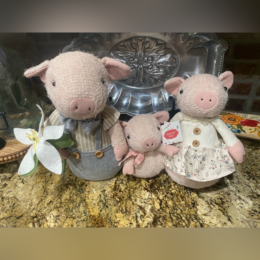 Cottontail Lane Fabric Piglets family trio sitter/pillow - adorable Brand new